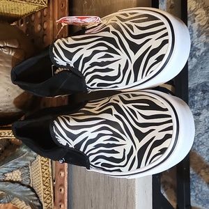 Vans slip on tennis shoes